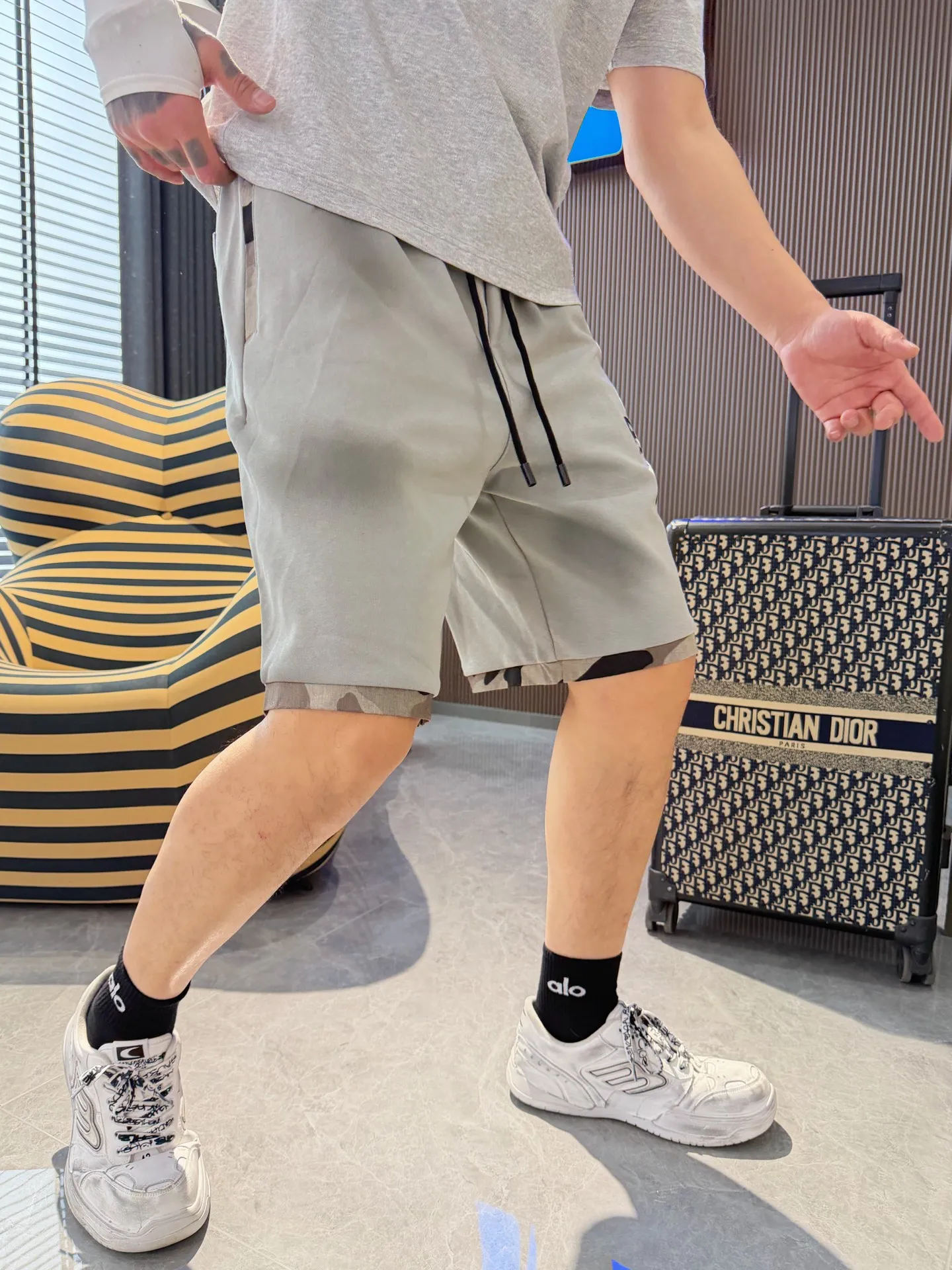 Balenciaga's three-standard complete 2026 summer New Arrival men's casual shorts, advanced custom-made Breathable fabric, Breathable fabric, extremely stretchy and comfortable, impeccable details, top-grade accessories, original logo design concept, delicate and soft feel! The upper body fit is awesome! Size: M-XXXL Please state your height and weight when ordering